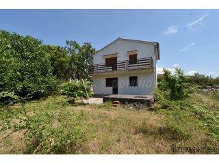 Samostojeća kuća s okućnicom! Malinska-okolica