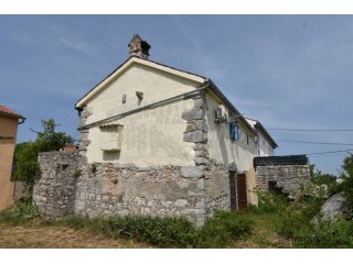 Renovirana kamena kuća sa prekrasnom okućnicom!