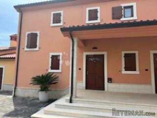 Dvoetažna kuća s bazenom i dva parkirna mjesta, KAŠTEL, ISTR