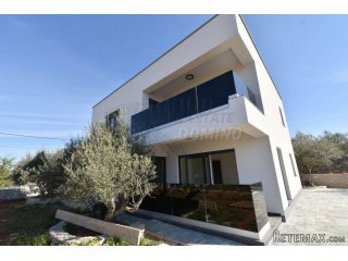 Nova villa s bazenom i garažom!