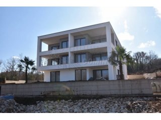 Luksuzni apartman sa dodatnim apartmanom,bazenom i..
