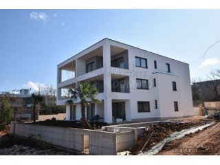 Luksuzna novogradnja-apartman u prizemlju s okućnicom i..