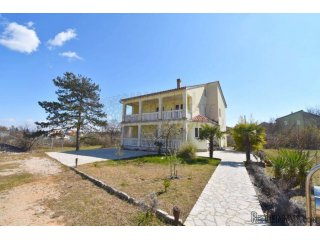 Apartmanska kuća s puno potencijala! Otok Krk!