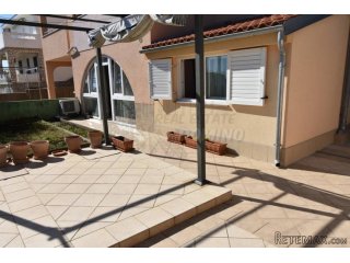 Apartman s 3 spavaće sobe i okućnicom! Grad Krk!