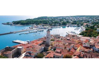 Veliki građevinski teren samo 200 metara od mora!! Grad Krk!