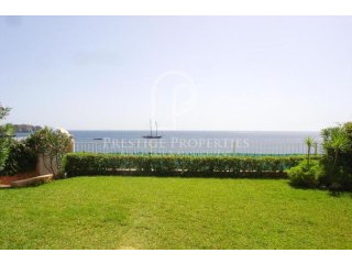 Charming terraced house on the sea front