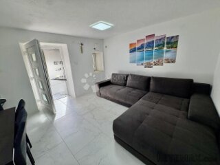 Kompletno renovirani apartman u prizemlju
