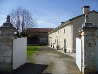 Spacious Renovated Stone House; Gym &..