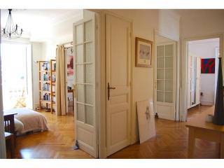 Light and Luxurious two bed in Musiciens