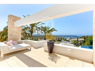 Modern villa in Vista Alegre with sea..
