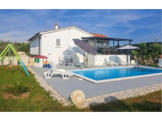 Poreč okolica - moderna kuća s bazenom okružena prirodom