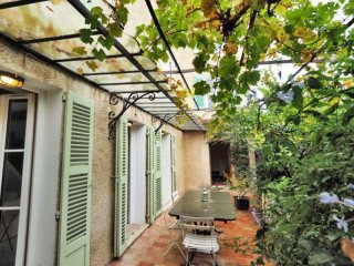 Spacious Town House On A Quiet Street..