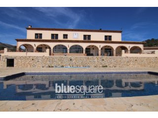 Stunning 4 bedroom Country House set in..