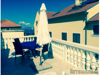 Kuća u Tisnom sa 3 apartmana, nekoliko metara od mora