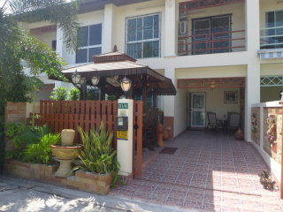 Modern quality 3 bed, 3 bath townhouse..
