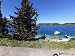 Vis, građevinsko zemljište 297m2, 1. red do mora