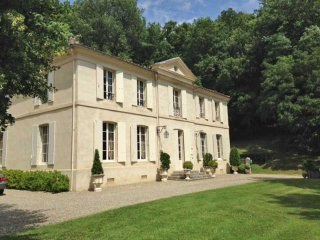 Handsome 18th Cent Manor In 5 Acres..