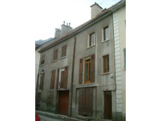 Large Townhouse with Modern Apartment..