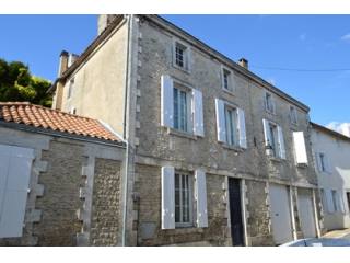 Gorgeous Ruffec townhouse with 5..