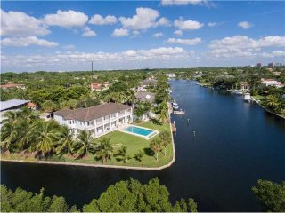6 bedroom House For Sale: 9385 Balada St
