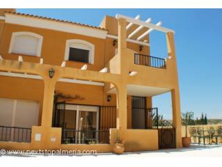 3 (/4) bedroom, semi-detached townhouse..