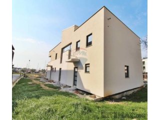 Vila 1. red do mora u centru Novigrada