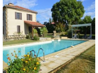 Pretty hamlet house with pool and large..