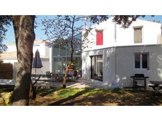 Spacious 5 bedroom villa in Vaux sur..