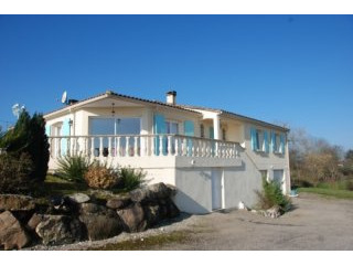 Superbly situated "Sous-sol" house with..