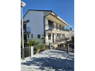 VIŠESTANBENA KUĆA S 11 APARTMANA