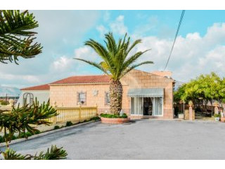 Beautifully Presented 4 Bed Country..