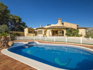 5 Bedrooms - Villa - Alicante - For Sale
