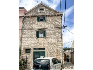Renovirana kamena kuća u srcu Primoštena, 150 m2