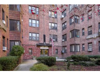 2 bedroom Commercial Property For Sale:..