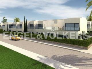 Luxury townhouse with sea views