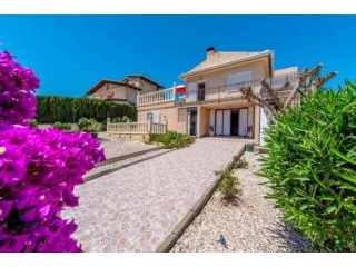 4 Bedroom 2 Bathroom Villa In..