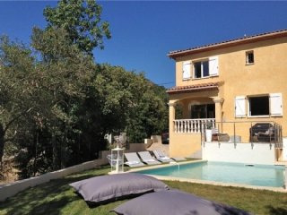 Pretty Villa With Pool And Views