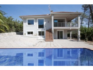 Completely Upholsterd Villa Close To..