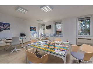 Poreč, centar - prizemni ulični poslovni prostor, 61m2