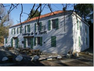 Auberge-bar complete with owners flat..
