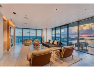 3 bedroom Flat For Sale: 800 S POINTE..
