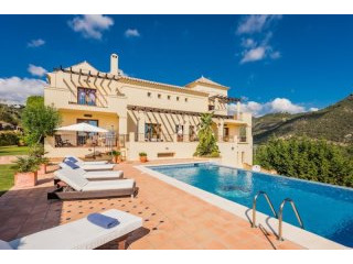 6 Bedrooms - Villa - Malaga - For Sale