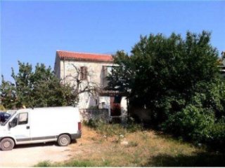 Stan 80m2 s vrtom na periferiji grada Pule