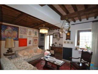 Tastefully renovated 3-storey house