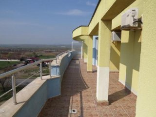 Spacious top floor apartment with large..