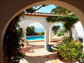 Charming 4 bedroom villa with sea view
