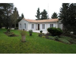 4 bedroom House For Sale: 86190 ENTRE..