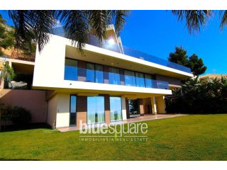 Exceptional villa with 180° Sea view