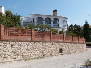 4 bedroom, 2 bathroom Villa, (build 200..