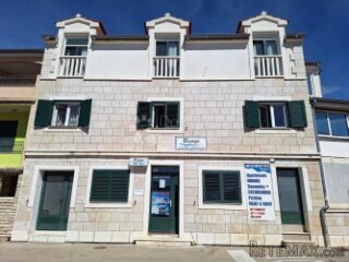 Prostrana kuća u centru Jezera, Murter, 550 m2